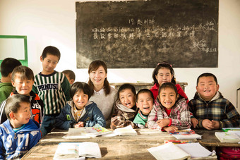 乡村女教师和小学生在教室里