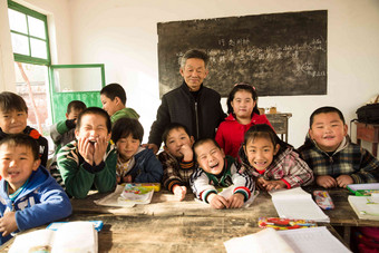 乡村男教师和小学生在教室里