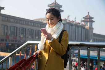 青年女人在站前广场