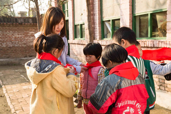 乡村教师和<strong>小学</strong>生在学校里