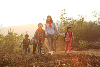 乡村女教师和学生在户外