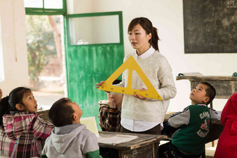 乡村女教师和小学生在教室里