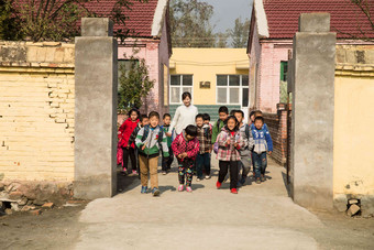 乡村女教师和学生在户外