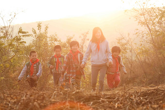 乡村女教师和学生在户外