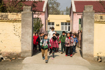 乡村女教师和学生在户外