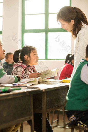 乡村女教师和小学生在教室里
