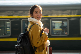 青年女人在车站月台