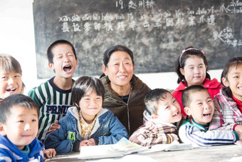 乡村女教师和<strong>小学</strong>生在教室里