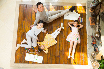 幸福家庭躺在地板上