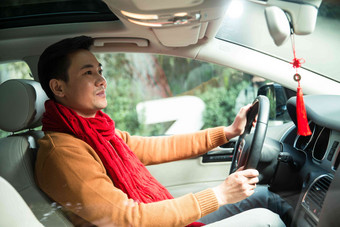 青年男人驾驶汽车