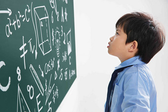 小学男生研究黑板上的<strong>数学</strong>题