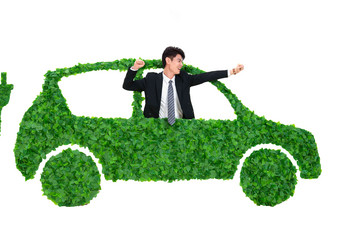 青年商务男士驾驶绿色环保汽车出行