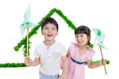 绿色房子下的快乐儿童