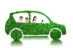 年轻母亲带孩子们驾驶绿色环保汽车出行