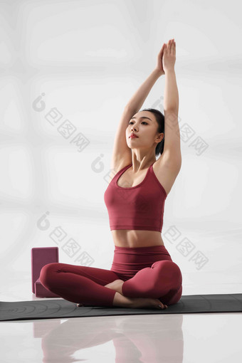 年轻女人练习瑜伽