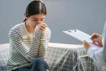 青年女人和心理医生交谈