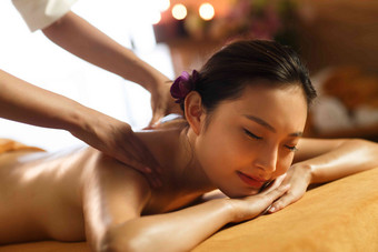 年轻女人做<strong>spa</strong>