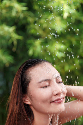 年轻女人沐浴