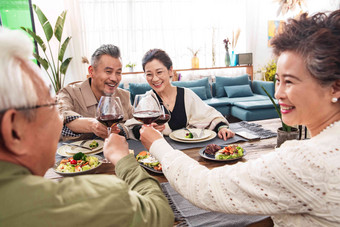 幸福的中<strong>老年夫妻</strong>举杯庆祝