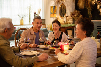 幸福的两对中<strong>老年夫妻</strong>在家一起聚餐