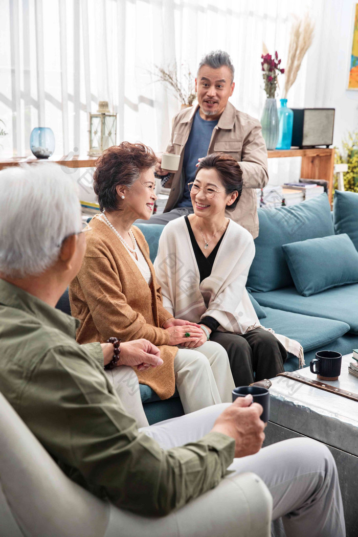 幸福的中老年人们在客厅喝茶聊天异性恋氛围