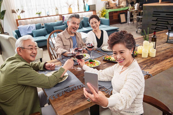 聚餐时中老年女士拿手机自拍