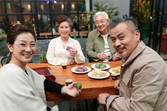 中老年人喝茶聊天