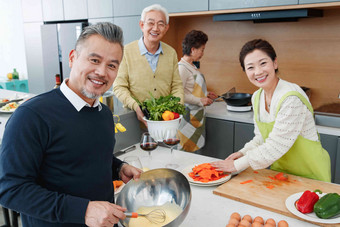 中老年人在厨房做饭