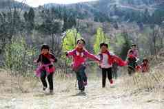 乡村小学生快乐的奔跑
