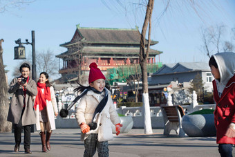 一家四口快乐旅行