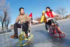 快乐的一家四口在滑冰场玩耍
