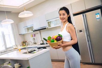 穿着运动装的青年女人在厨房