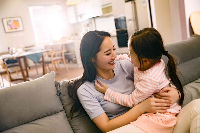 母亲和女孩在客厅成年人高清相片