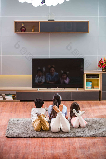 幸福家庭在看电视