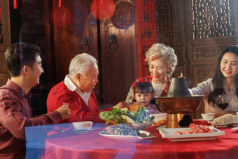 幸福东方家庭过年吃团圆饭