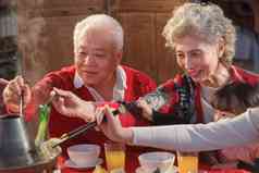 幸福的祖父母和孙女涮火锅