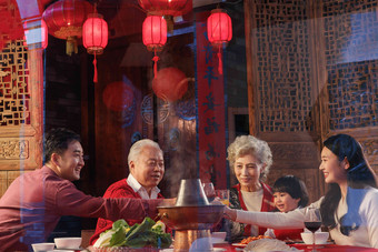 幸福的东方家庭过年吃团圆饭