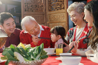 幸福东方家庭过年吃<strong>年夜饭</strong>