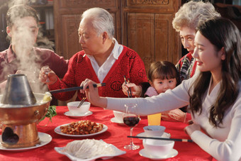 幸福东方家庭过年吃<strong>年夜</strong>饭