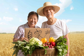 农民夫妇出示自家蔬菜