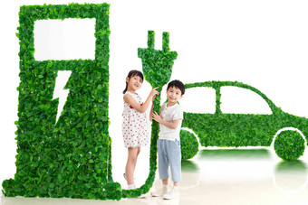 快乐的东方儿童给新能源汽车充电