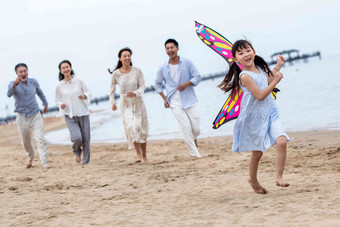 快乐的一家人在海滩上<strong>放风筝</strong>
