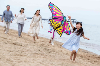 快乐的一家人在海滩上<strong>放风筝</strong>