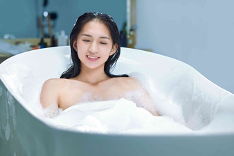 漂亮的年轻女人洗泡泡浴