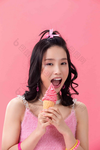 快乐的年轻女孩吃冰淇淋