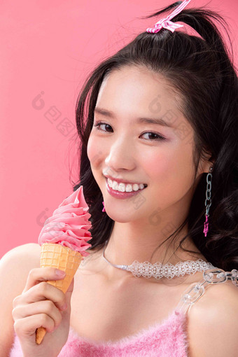 快乐的年轻女孩吃冰淇淋