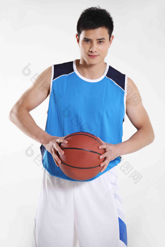 东方青年男子拿篮球