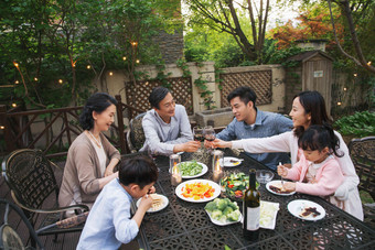 快乐大家庭在庭院里用餐