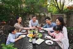 快乐大家庭在庭院里用餐