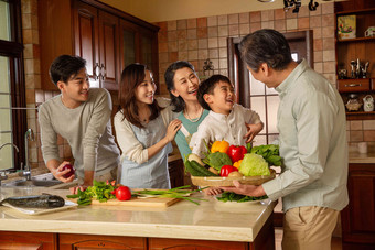 快乐家庭在厨房里做饭